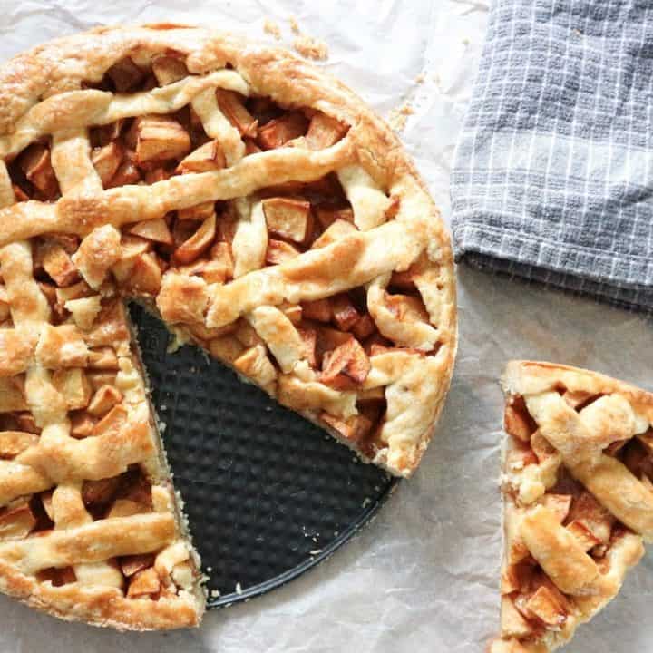 Appeltaart op bakpapier met een theedoek.
