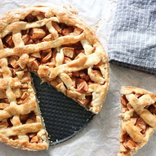 Versgebakken appeltaart met een gouden krokante korst en een heerlijke appelvulling.