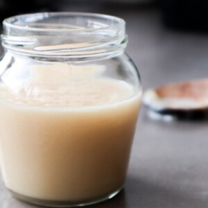 Gecondenseerde melk in een glazen potje.