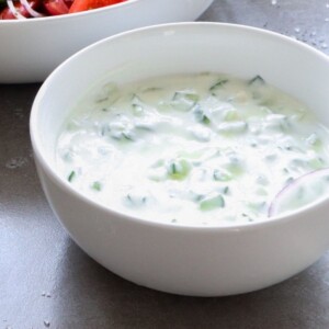 Een close-up van zelfgemaakte tzatziki met komkommer.
