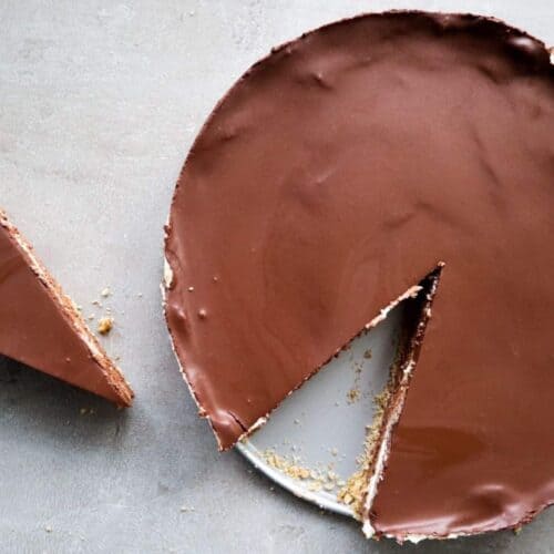 Chocolade cheesecake op een schaal.