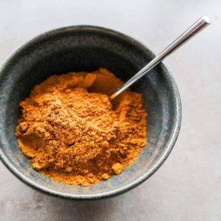 Kerriepoeder in een grijze kom.
