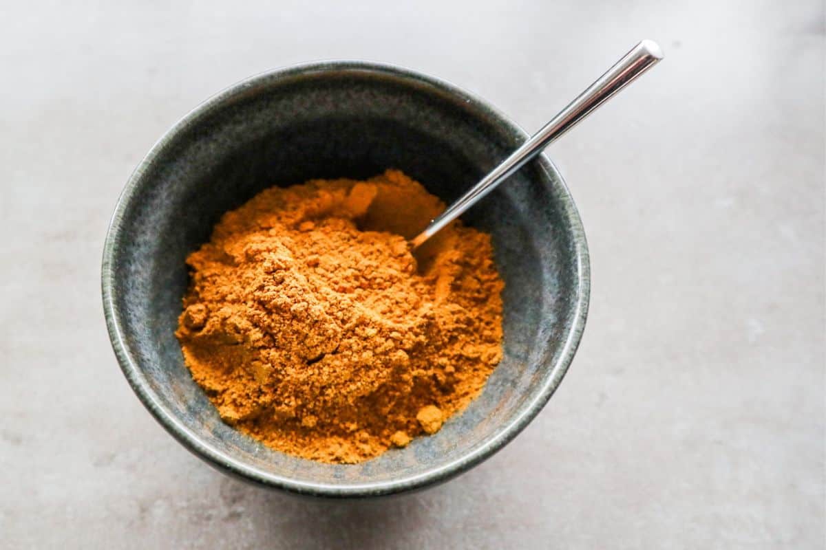 Kerriepoeder in een grijze kom