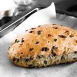 Paasbrood uit de oven op bakpapier.