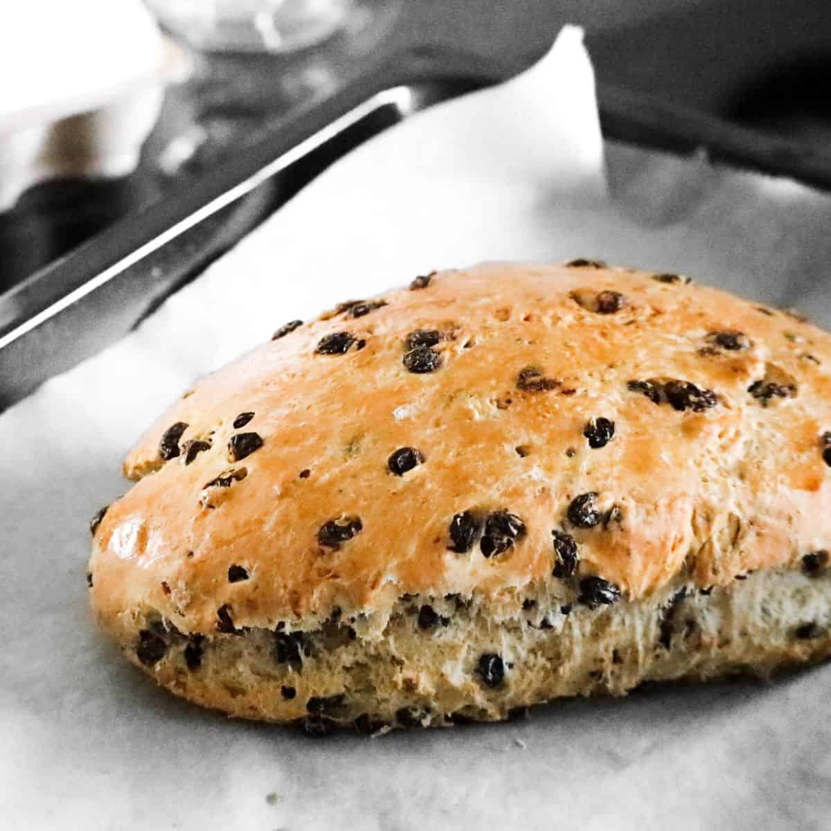 Paasbrood uit de oven op bakpapier.