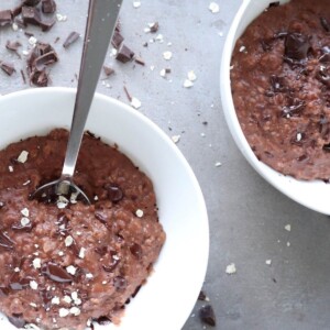 Chocolade havermout op een grijze achtergrond.