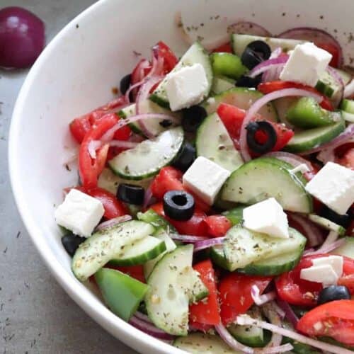 Griekse salade in een witte schaal.