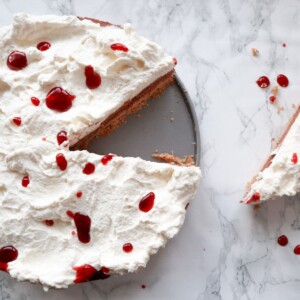 Chocolademoussetaart op een witte achtergrond.