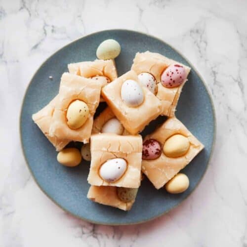Paaseitjes fudge op een blauw bord.
