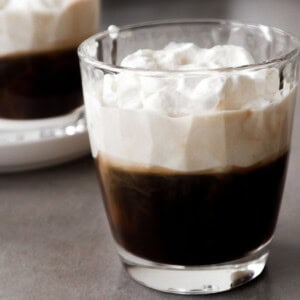 Twee glazen met Irish coffee.