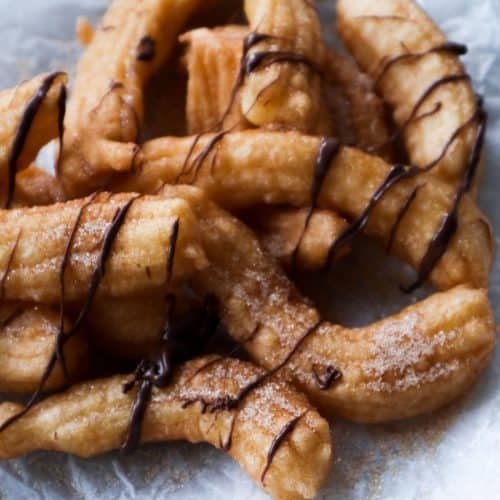 Churros op een witte achtergrond van dichtbij.
