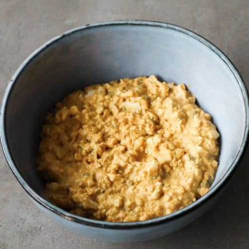 Eiersalade in een blauwe kom.