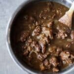 Hachee in een pan.