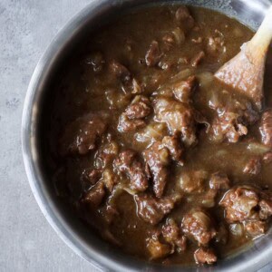 Hachee in een pan.