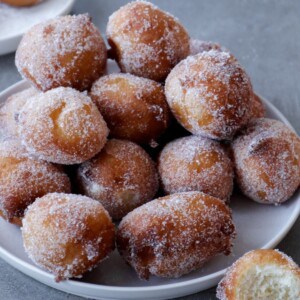 Kwarkbollen op een wit bord.
