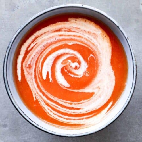 Romige tomatensoep van verse tomaten.