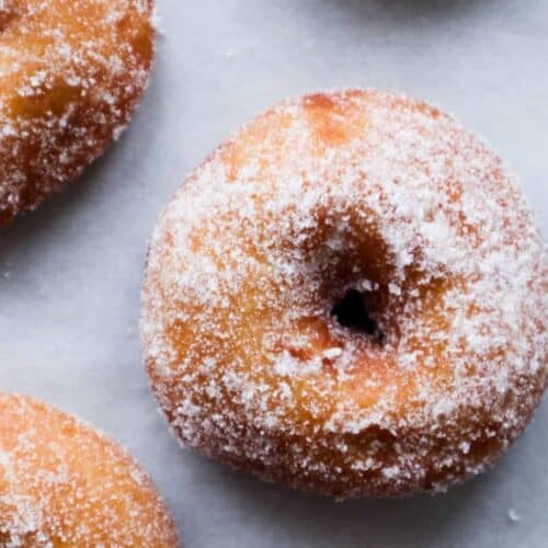 close-up van een donut op een lichtgrijze achtergrond.