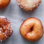 Roze mini donuts van dichtbij.