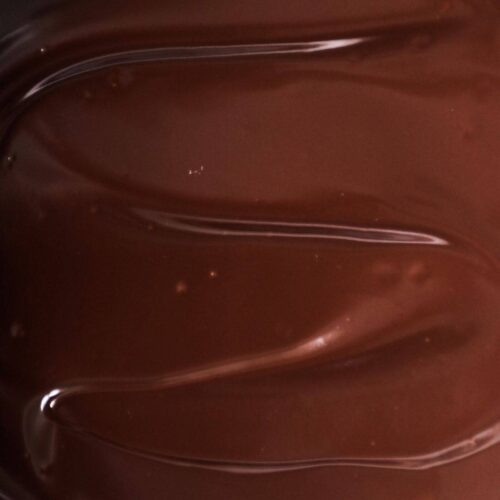 Pure chocolade ganache van dichtbij.