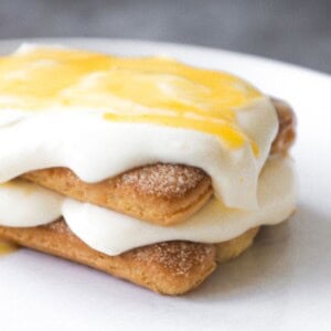 Citroen tiramisu met lemon curd op een wit bordje.