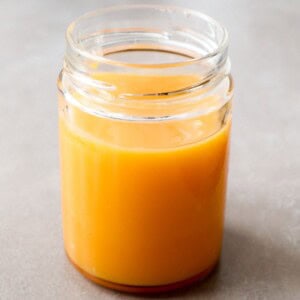 Grapefruit curd in een glazen pot.