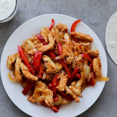 Fajitas met kip en rode paprika van dichtbij.