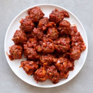 Spaanse gehaktballetjes in tomatensaus.