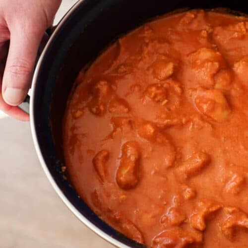 Een close-up van zelfgemaakte Indiase butter chicken.