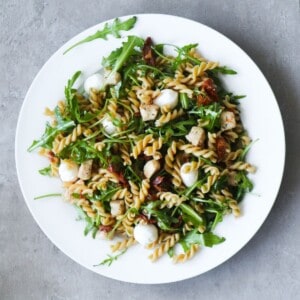 Koude salade met pasta, kip, pesto en zongedroogde tomaatjes.