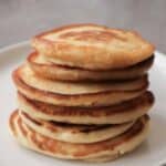 Een stapel American pancakes recept van dichtbij.