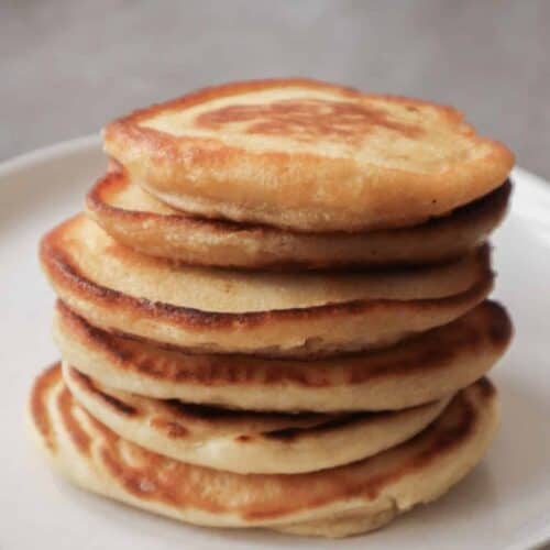 Een stapel American pancakes recept van dichtbij.