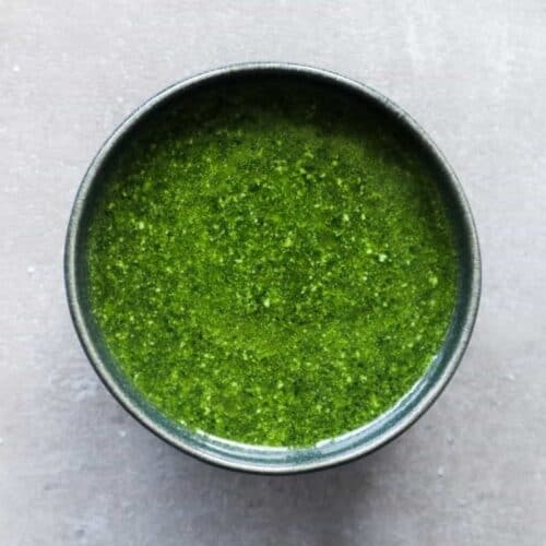 Spinazie pesto op een grijze achtergrond.