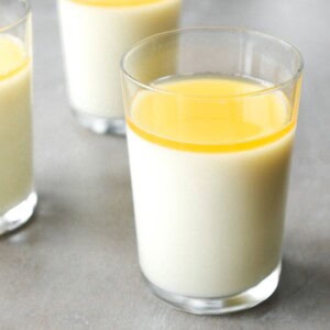 Citroen panna cotta in een glas.