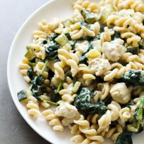 Pasta boursin met kip op een bord.