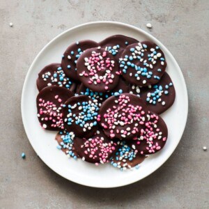 Chocolade flikken met muisjes op een bord.