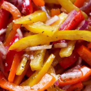 Een close-up van een paprika salade.