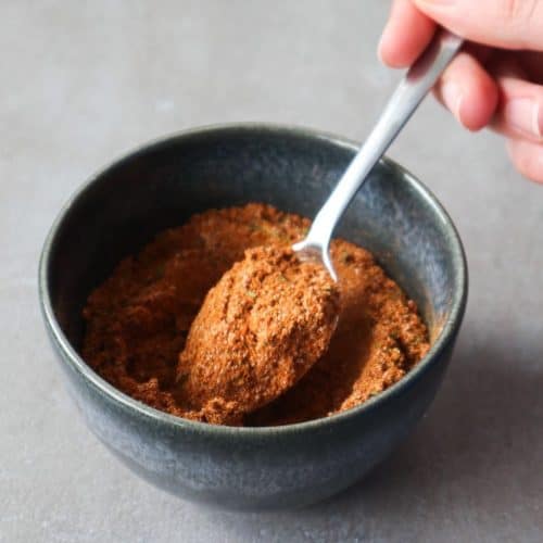 Zelfgemaakte shoarma kruidenmix in een grijze kom.