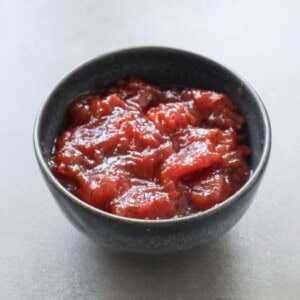 Tomatenjam in een zwarte kom van boven.