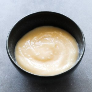 Homemade aioli in een schaal.