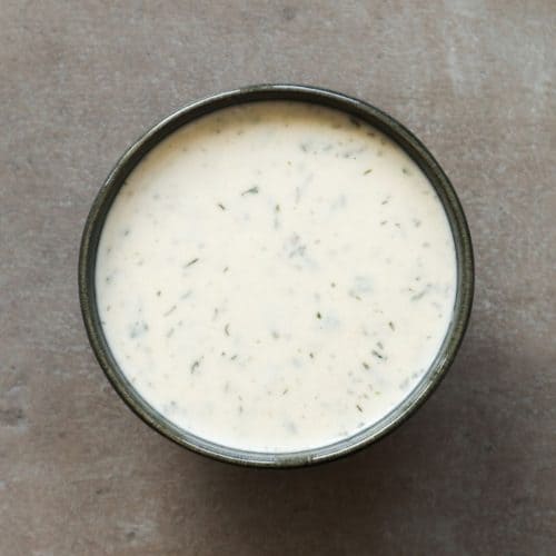 ranch dressing met dille, peterselie en bieslook in een schaaltje