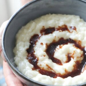 rijstepap met bruine suiker in een schaaltje