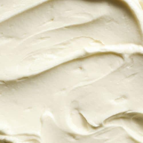 een close up van botercreme van boter en poedersuiker