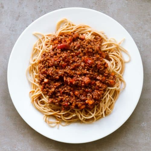 een overhead shot van zelfgemaakte bolognese saus