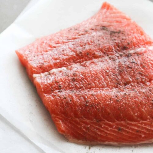 zalm bakken op de huid of zonder huid in de pan