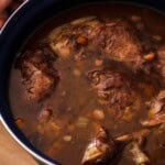 een pan vol klassieke coq au vin met rode wijn