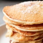 Een close-up van pannenkoeken met citroen en suiker