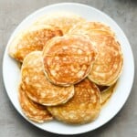 een bord vol kleine luchtige pannenkoekjes