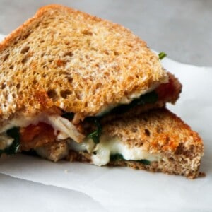 Een close up van een geitenkaas tosti met honing