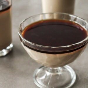 een close up van panna cotta met koffie