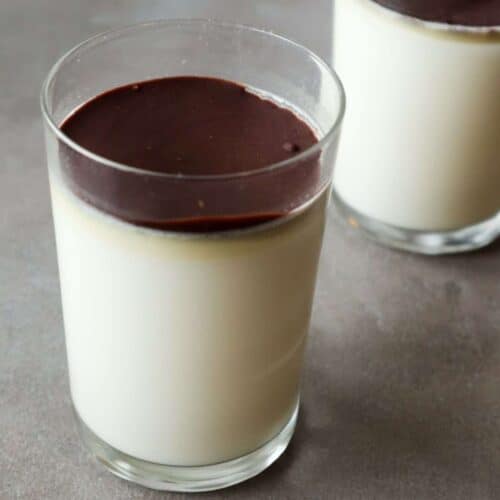 Een side shot van witte chocolade panna cotta